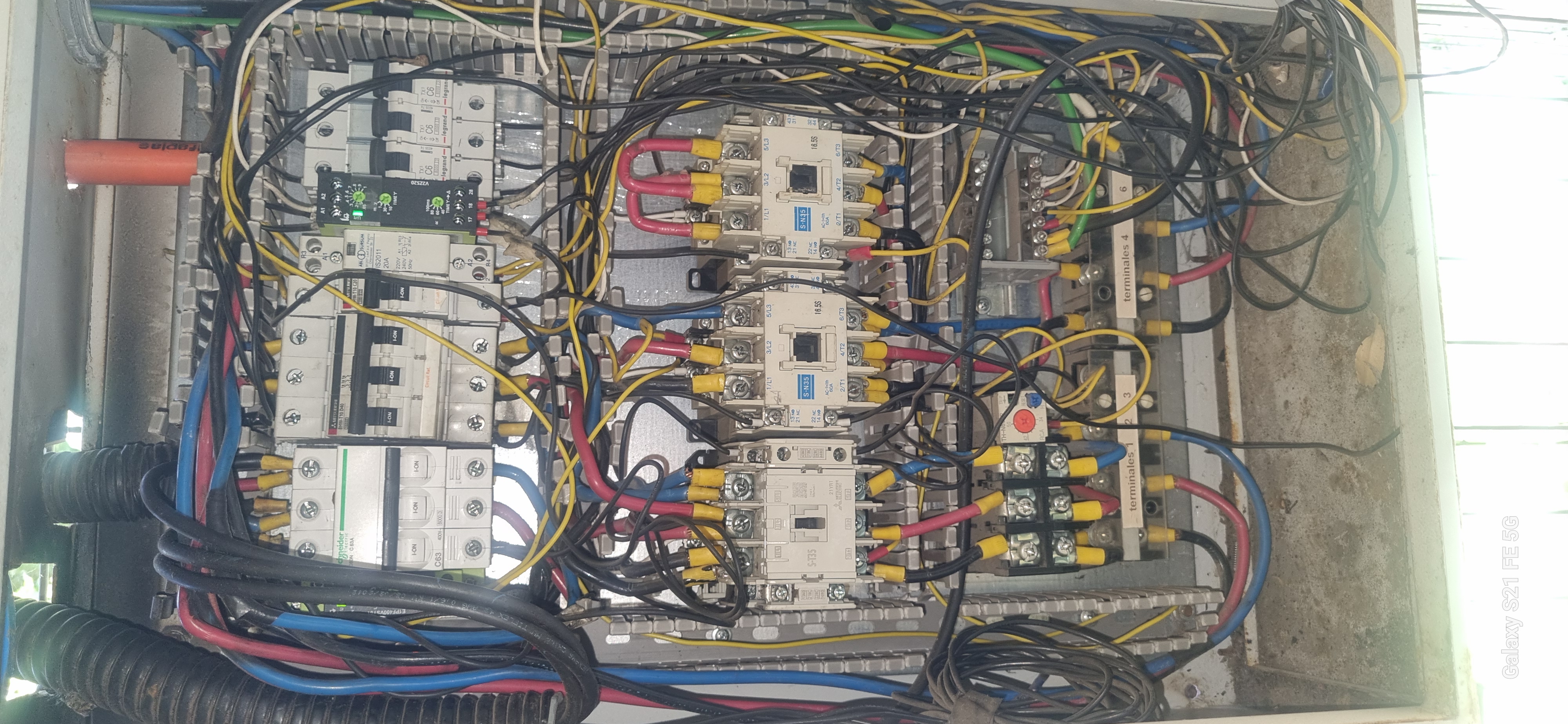 Trabajo eléctrico en terreno