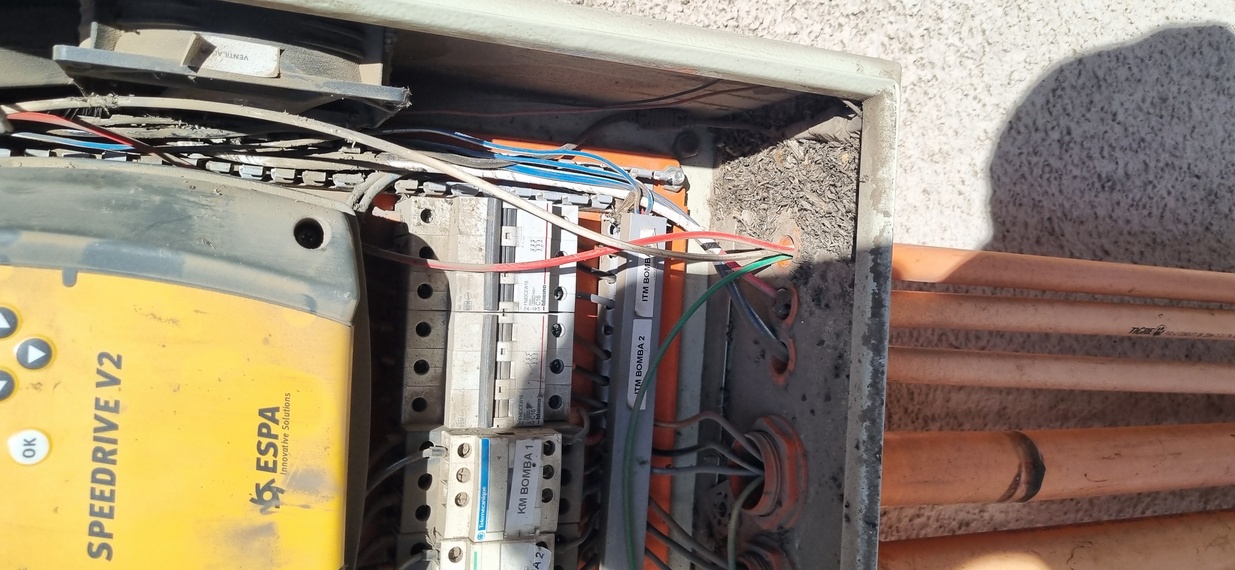 Servicios eléctricos en terreno