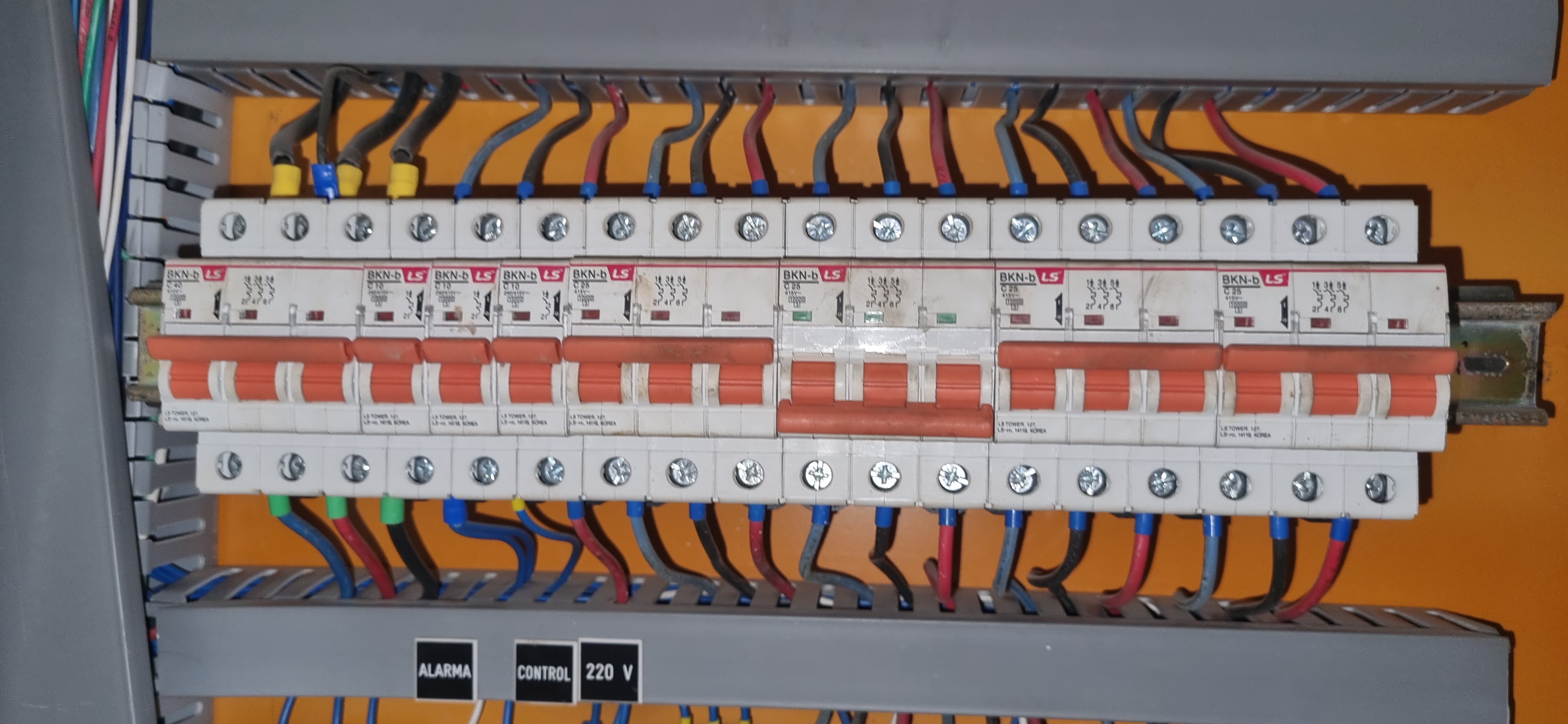 Trabajo eléctrico realizado por Servicios LT
